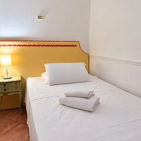 Canal Hotel *