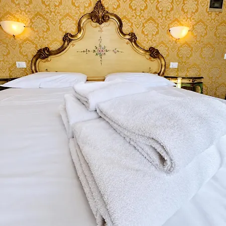 Canal Hotel *