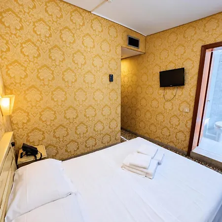 Canal Hotel *