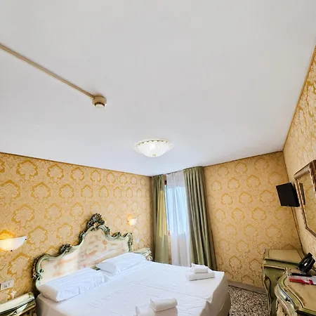 Canal Hotel *