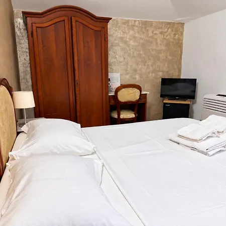 Canal Hotel *